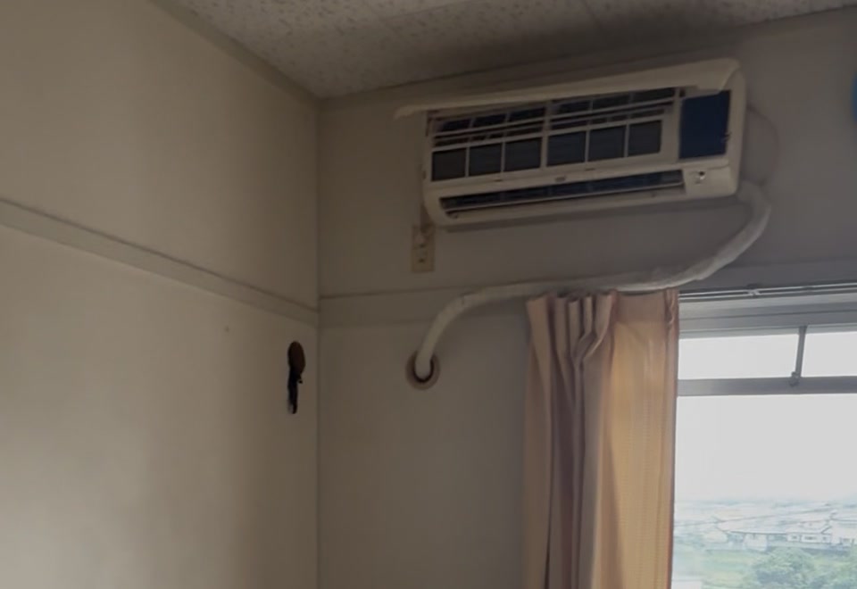 取り外し前の壁掛けエアコン